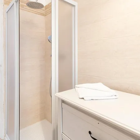Hostly - Michelangelo Midtown-center Of Apartman